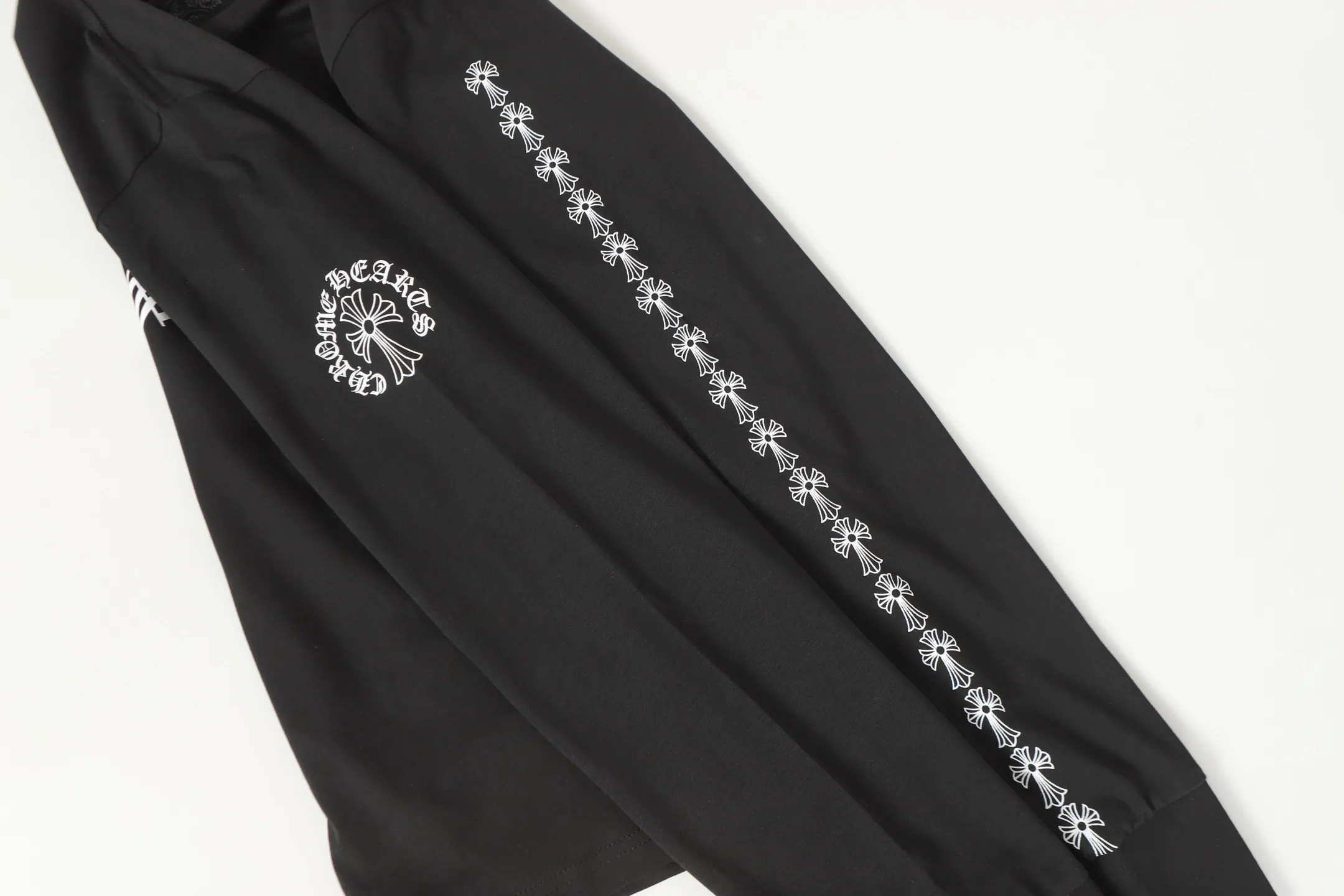 P150 cross-border model, please do not place an order if you pursue perfection -Chrome Hearts/Chrome Hearts 23ss cross✝️Sanskrit printed popular long-sleeved T-shirt -High weight, high density and high quality, soft, delicate and skin-friendly wool, soft and silky to the touch, excellent warmth and skin-friendly properties -Customized weaving and dyeing, no color difference, no matter the fabric or workmanship details, beat the ordinary version on the market -Colour: black white -Size: S M L XL
